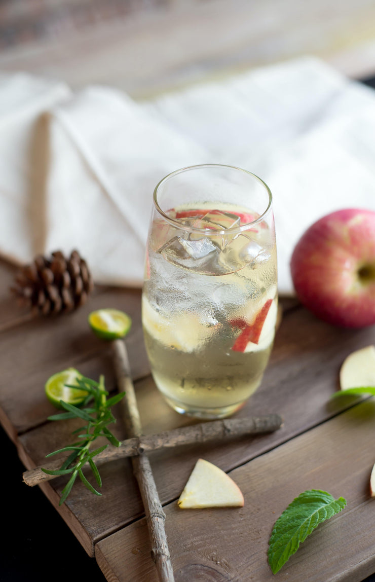 Apfel Collins Cocktails im Glas